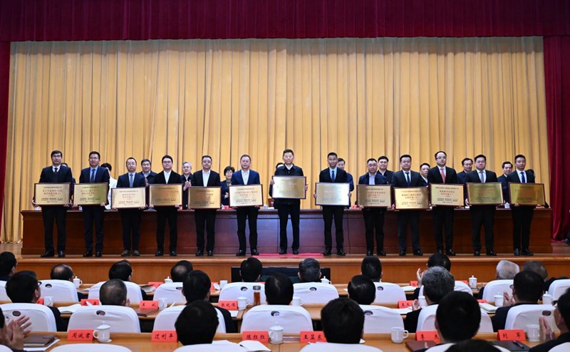 揚(yáng)子江藥業(yè)集團(tuán)獲授牌首批國(guó)家卓越級(jí)智能工廠